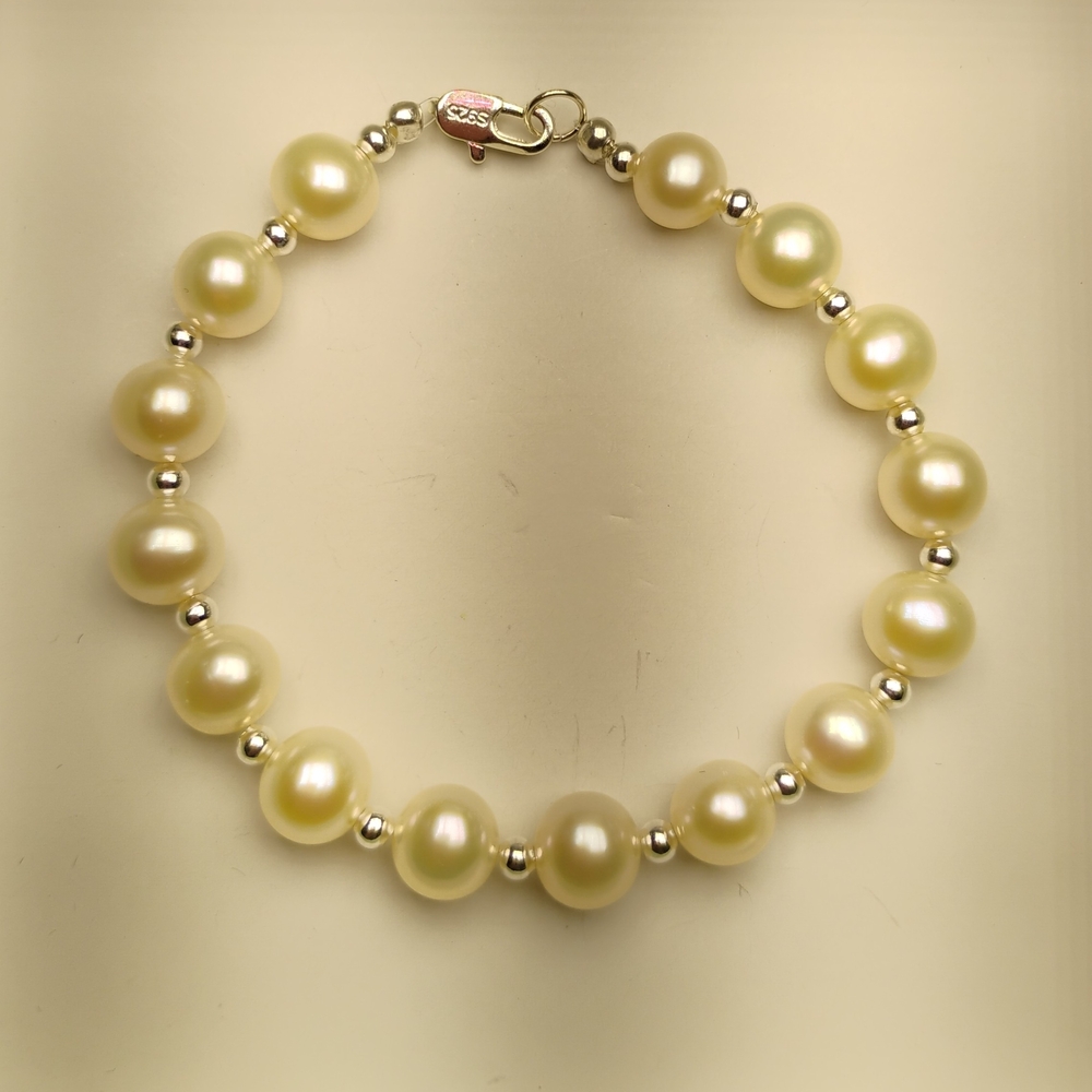 Elegant Pearl Bracelet with Silver Accents